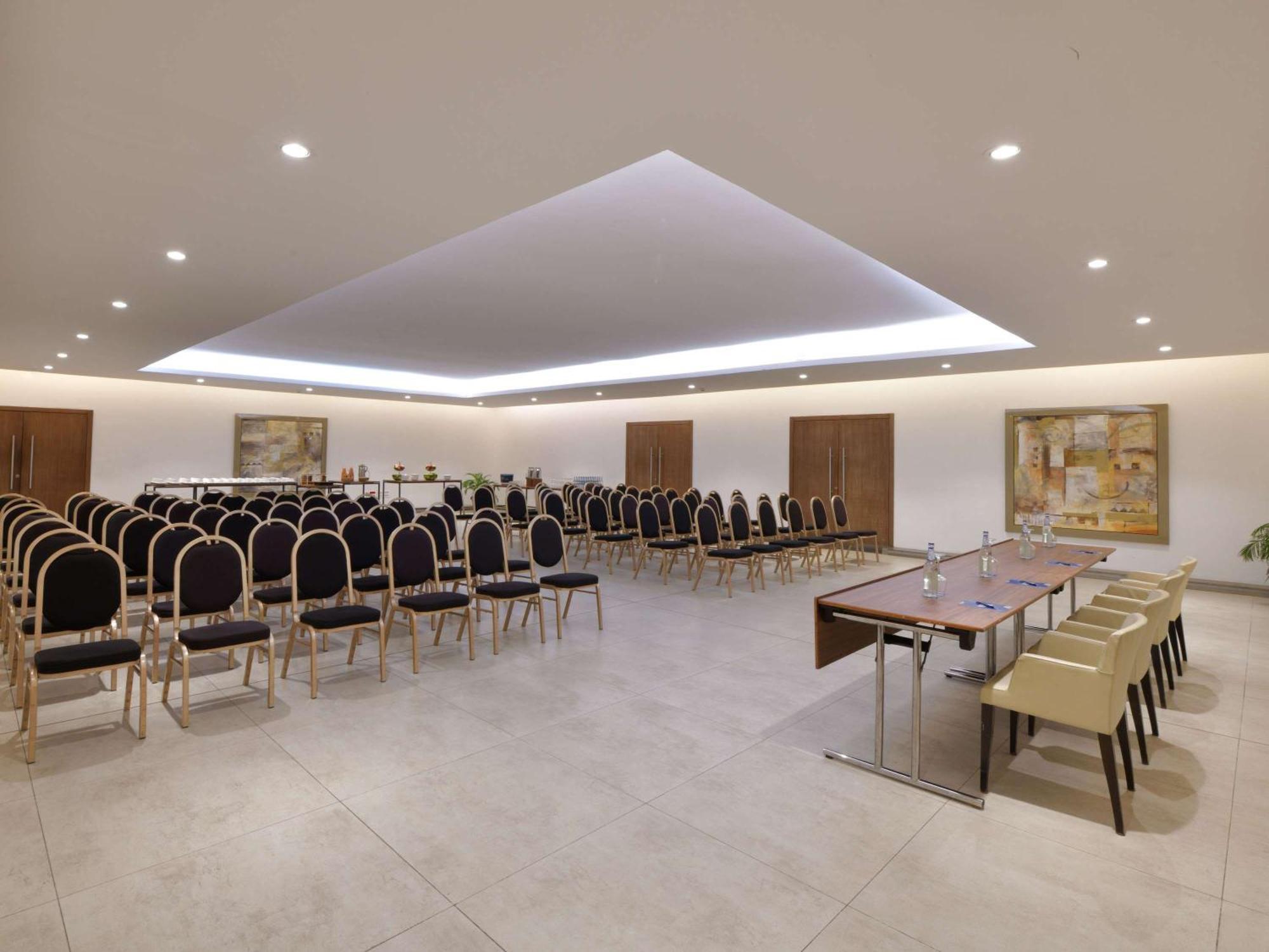 Pullman Kinshasa Grand Hotel Экстерьер фото